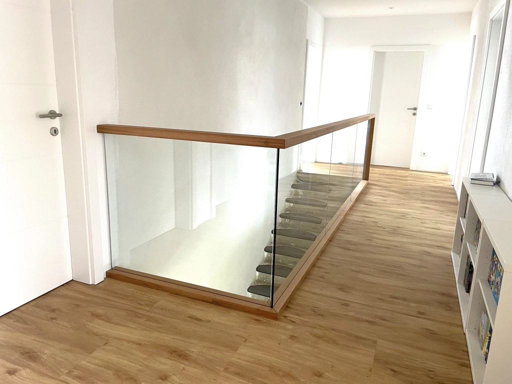 Geländer aus Glas mit Holzhandlauf