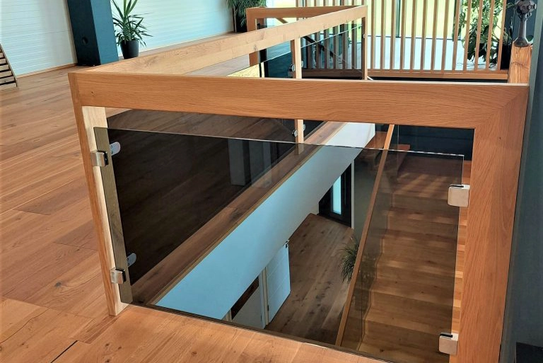 Holzgeländer mit Glaselementen