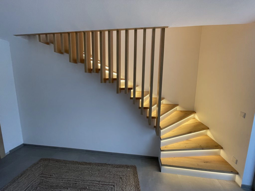 Holzlatten als Absturzsicherung bei Treppe