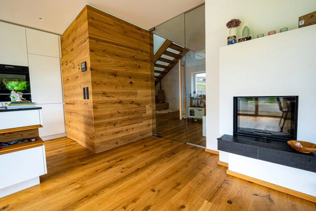 Glastüre, Boden und Speisekammer aus Holz