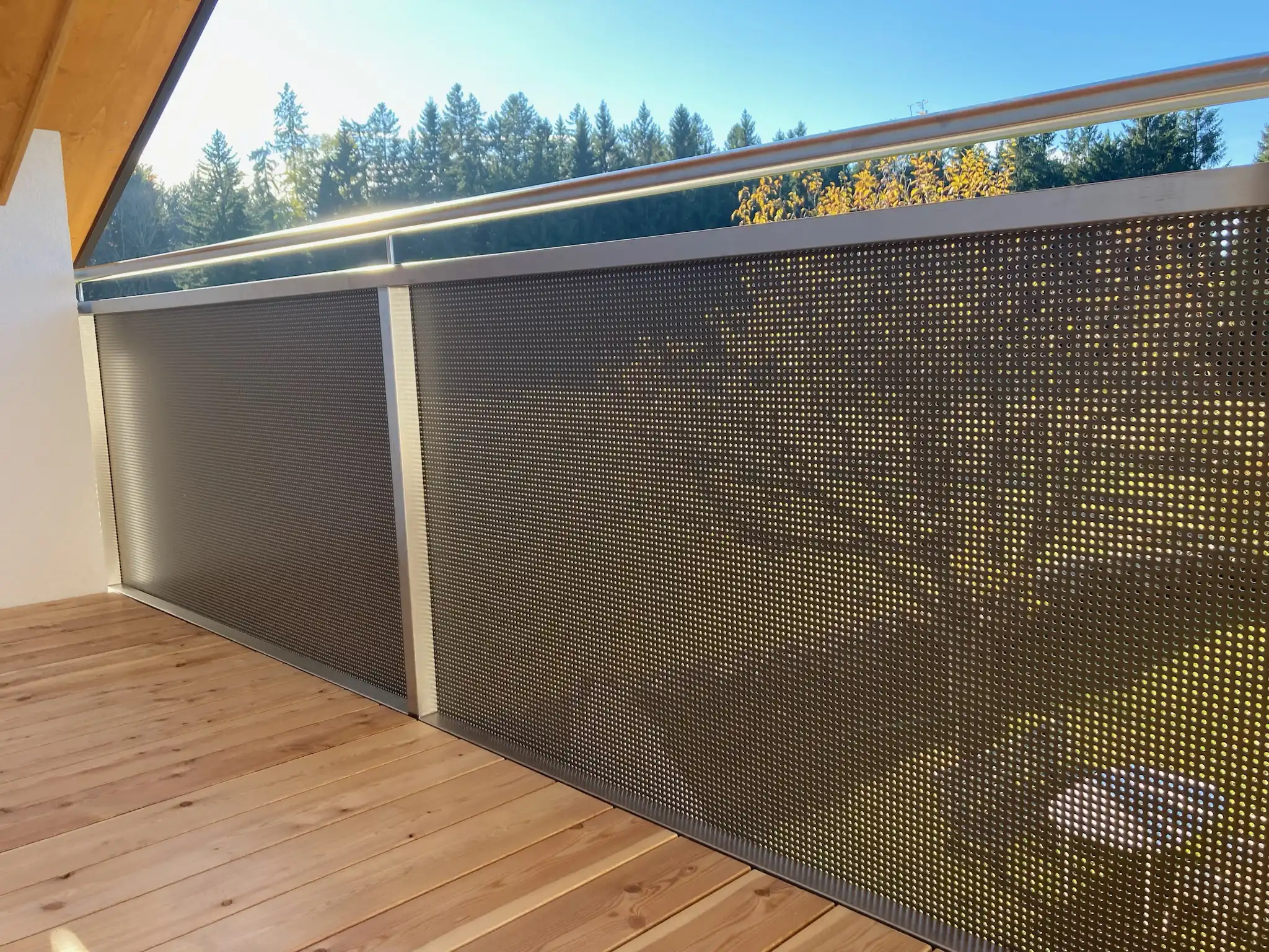 Metallgeländer und Terrassenboden
