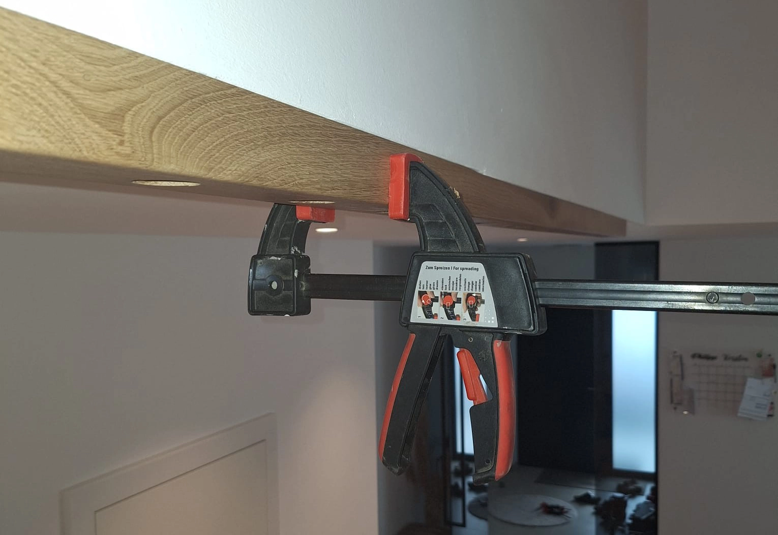 Montage eines Holzrahmens für Absturzsicherung
