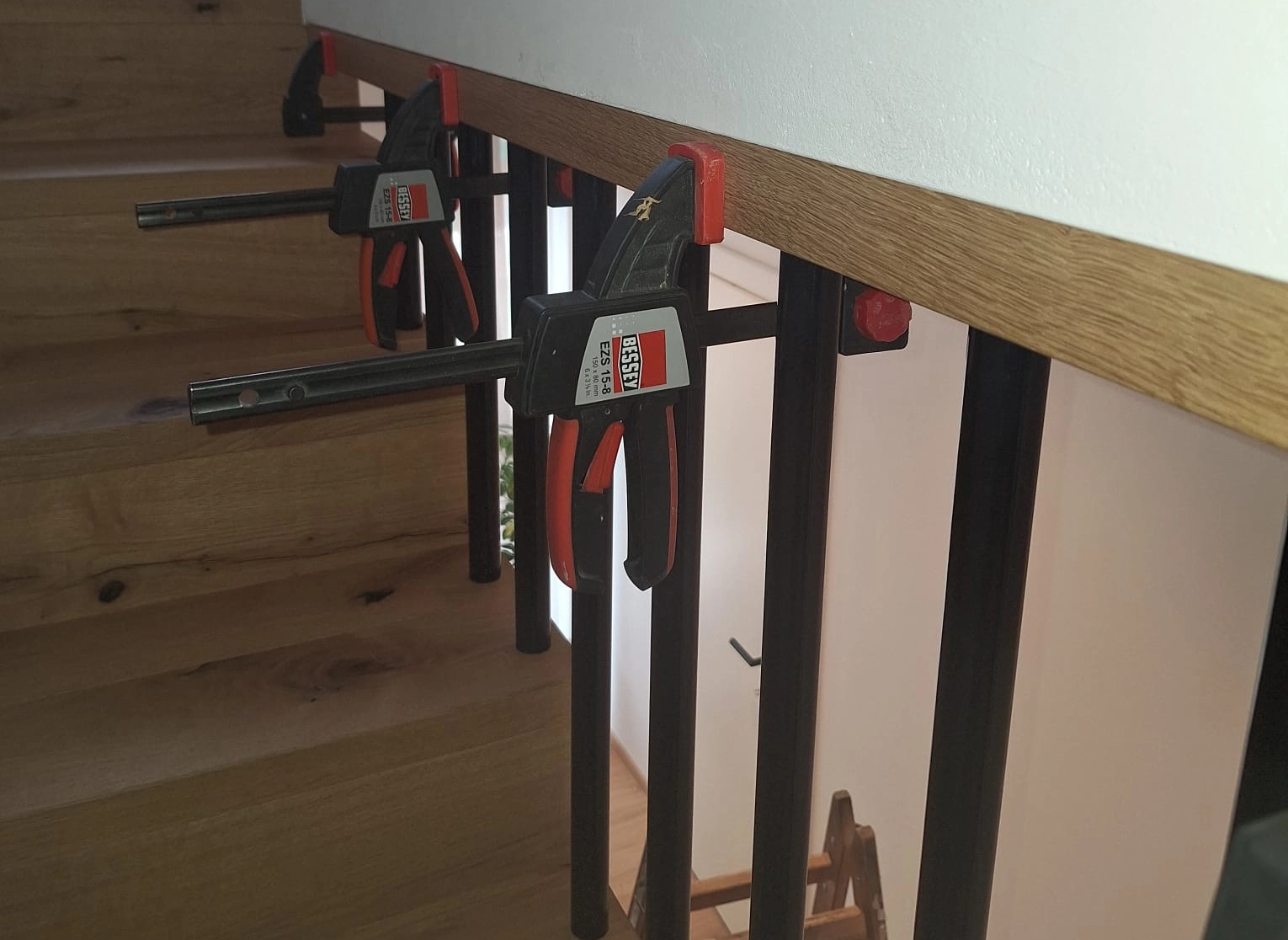 Montage eines Holzrahmens Treppengeländer und Absturzsicherung