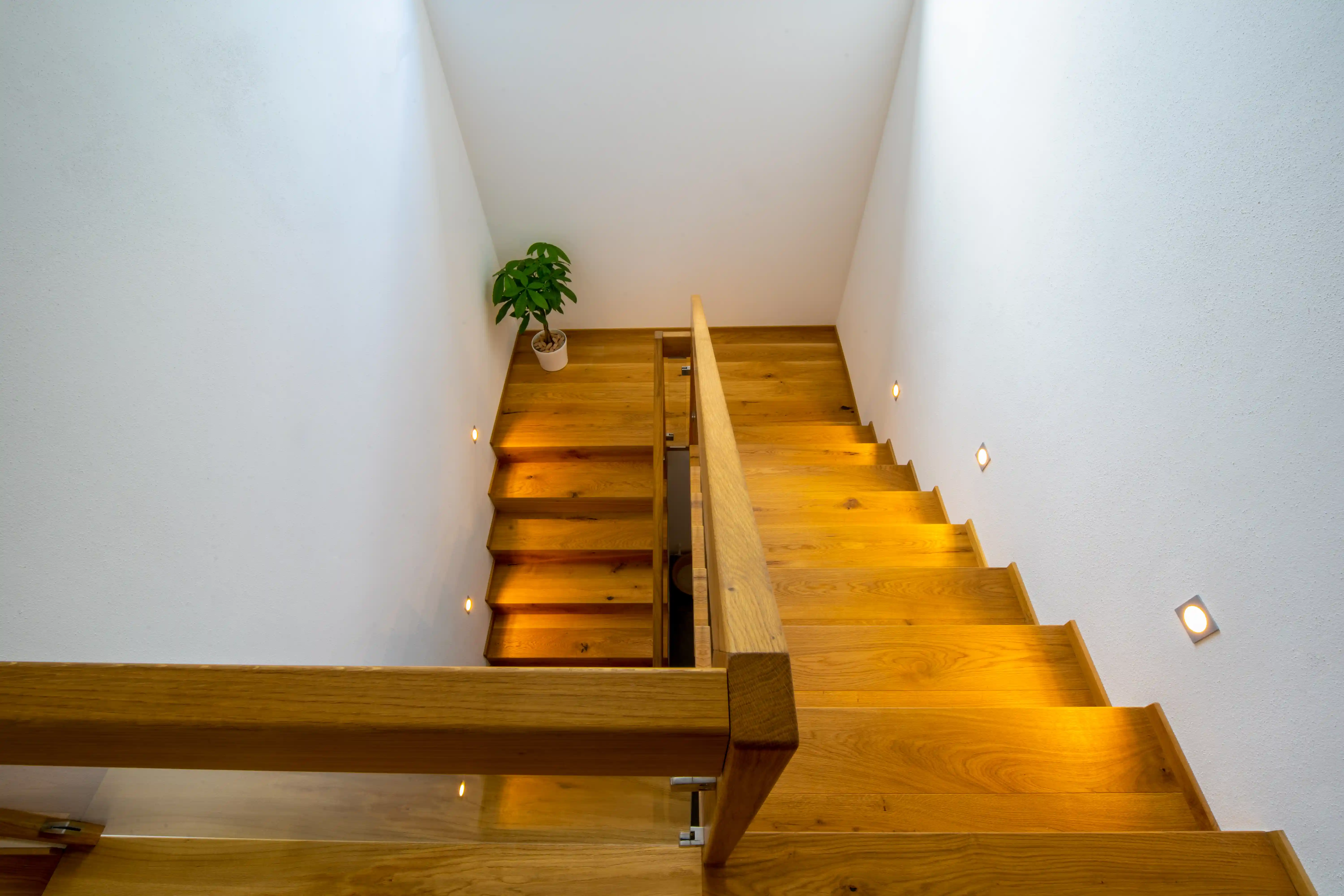 Treppen und Geländer mit Beleuchtung