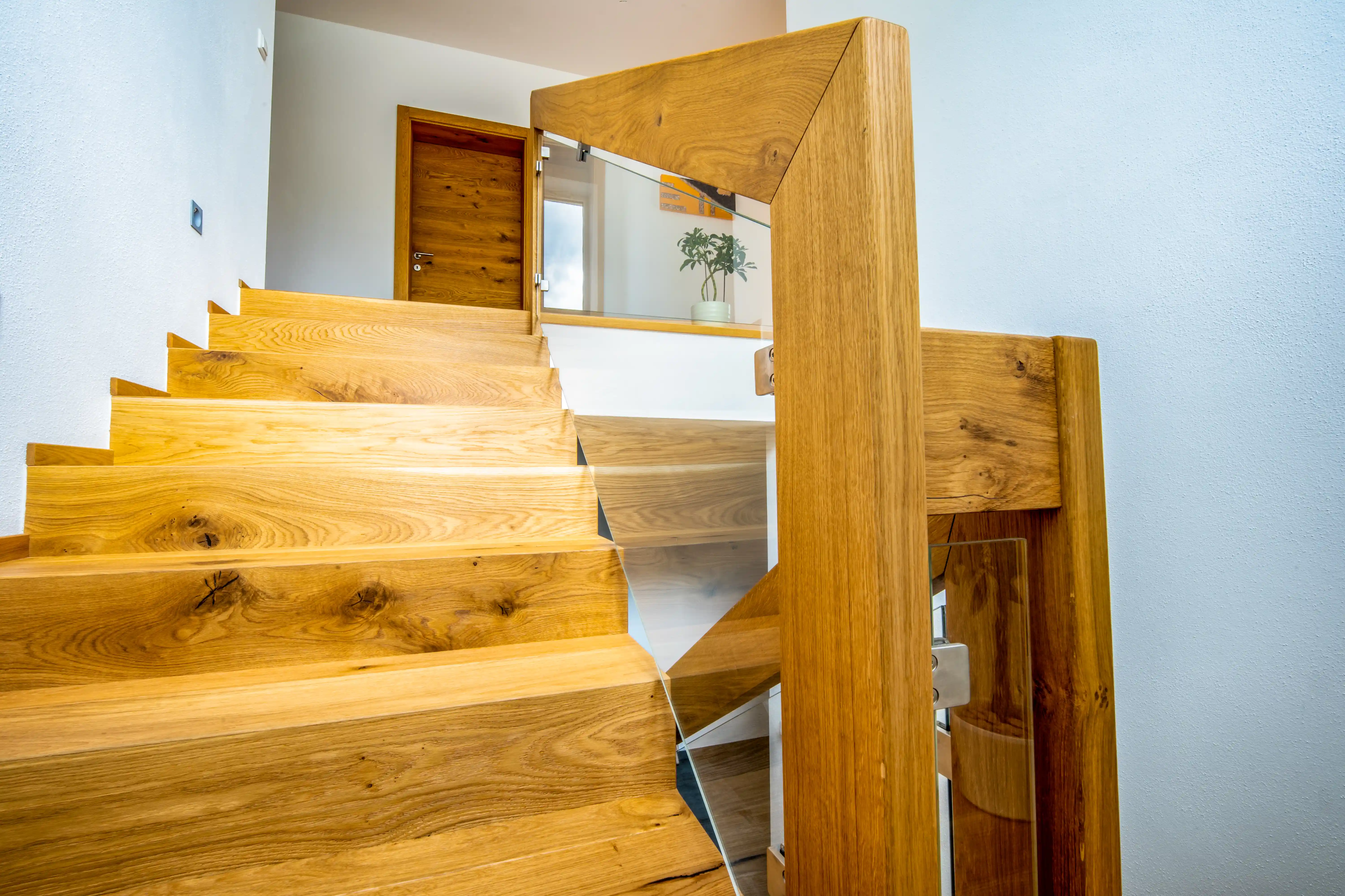 Holzgeländer mit Glaseinsätzen