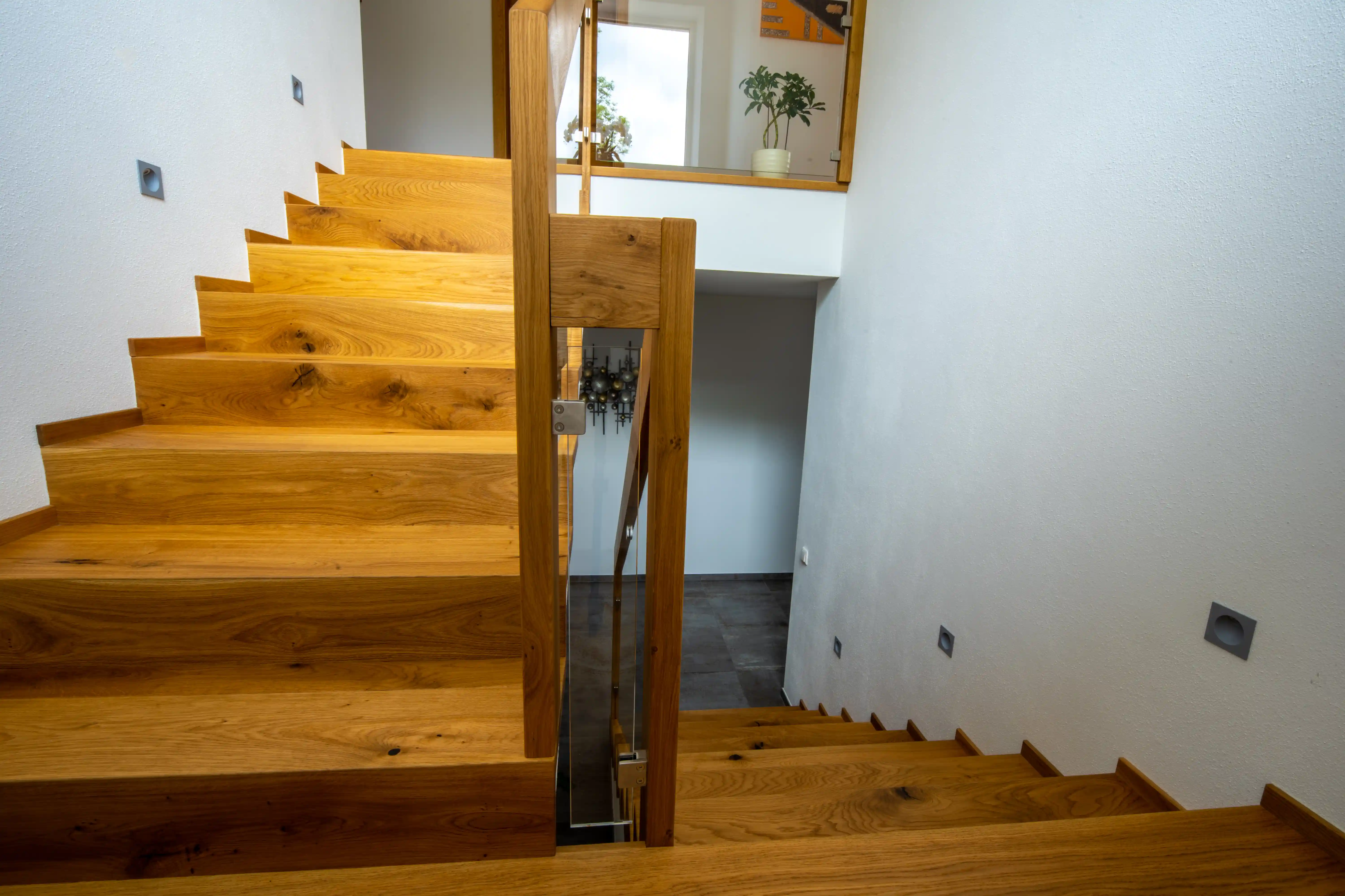 Glasgeländer mit Holzelementen