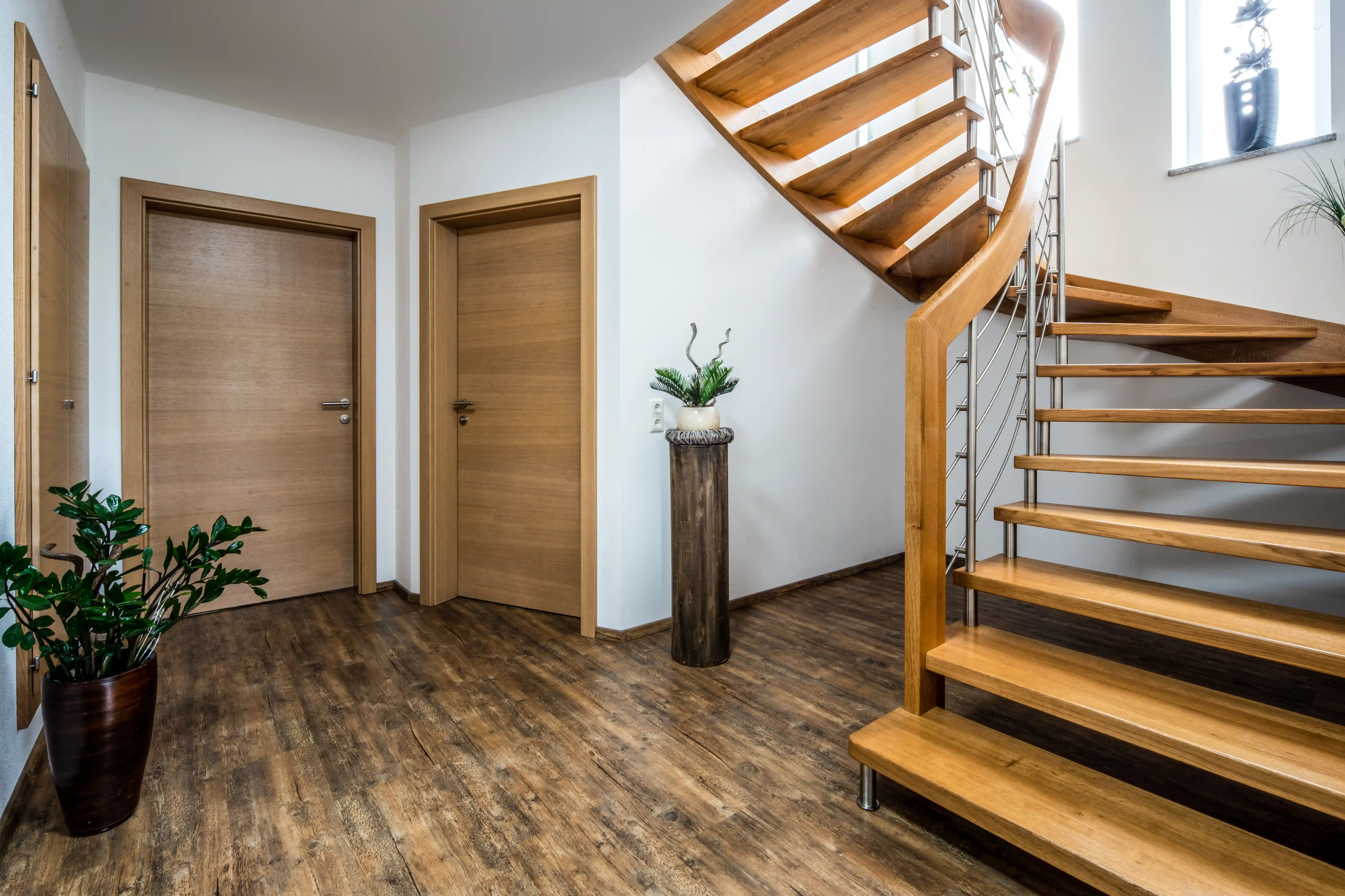 Wendeltreppe aus Holz mit Metallgeländer
