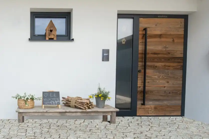Haustüre in Holzoptik mit Glasteil