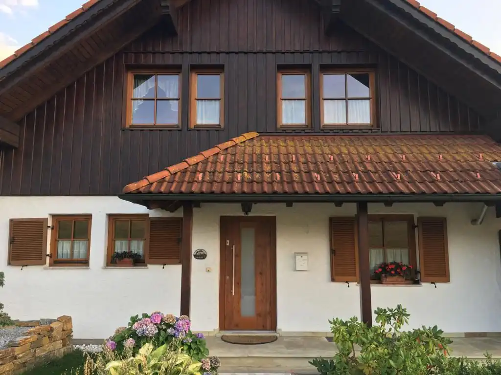 Haustüre und Fenster aus Holz