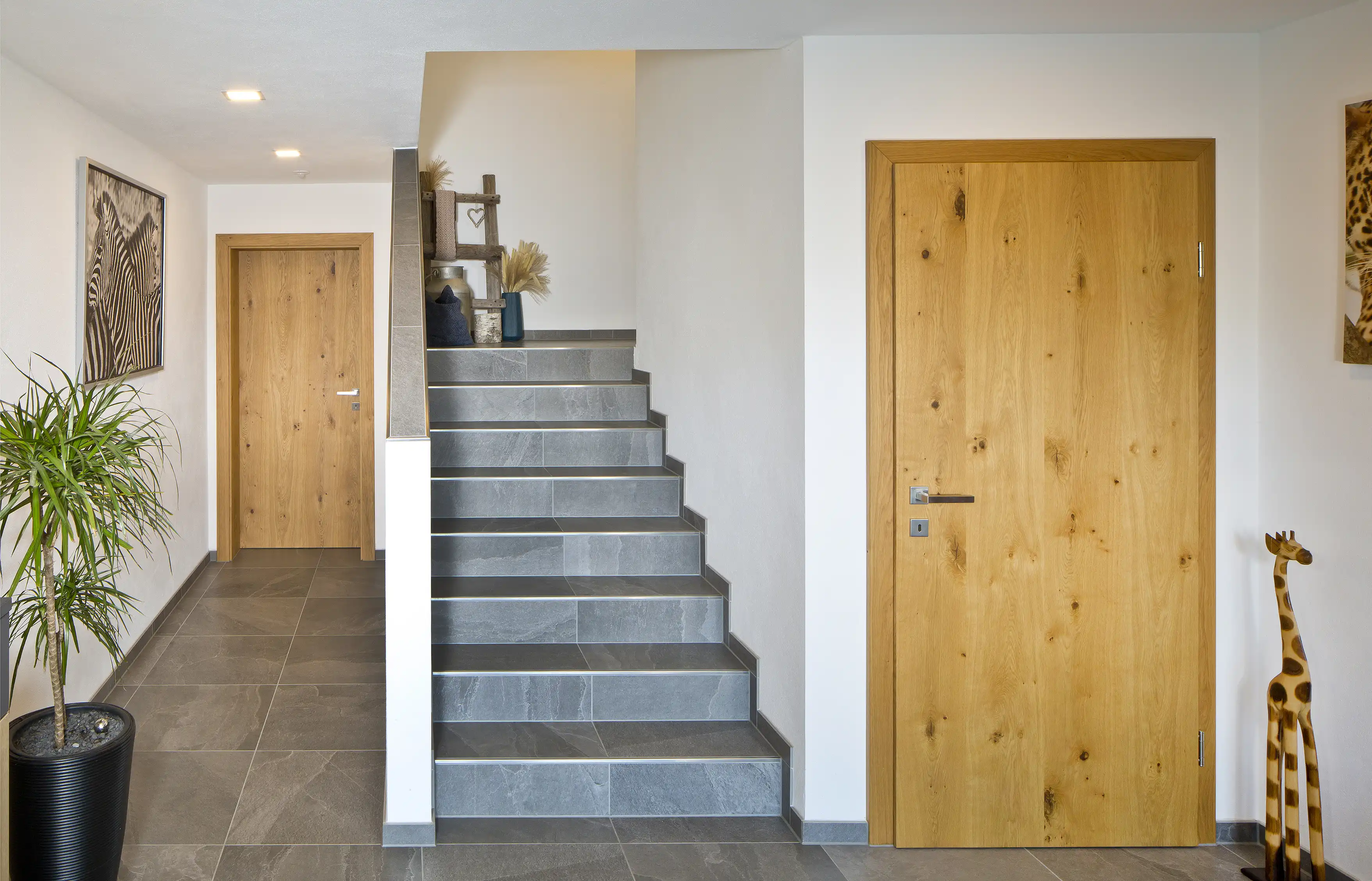 Türe aus Holz im Gang