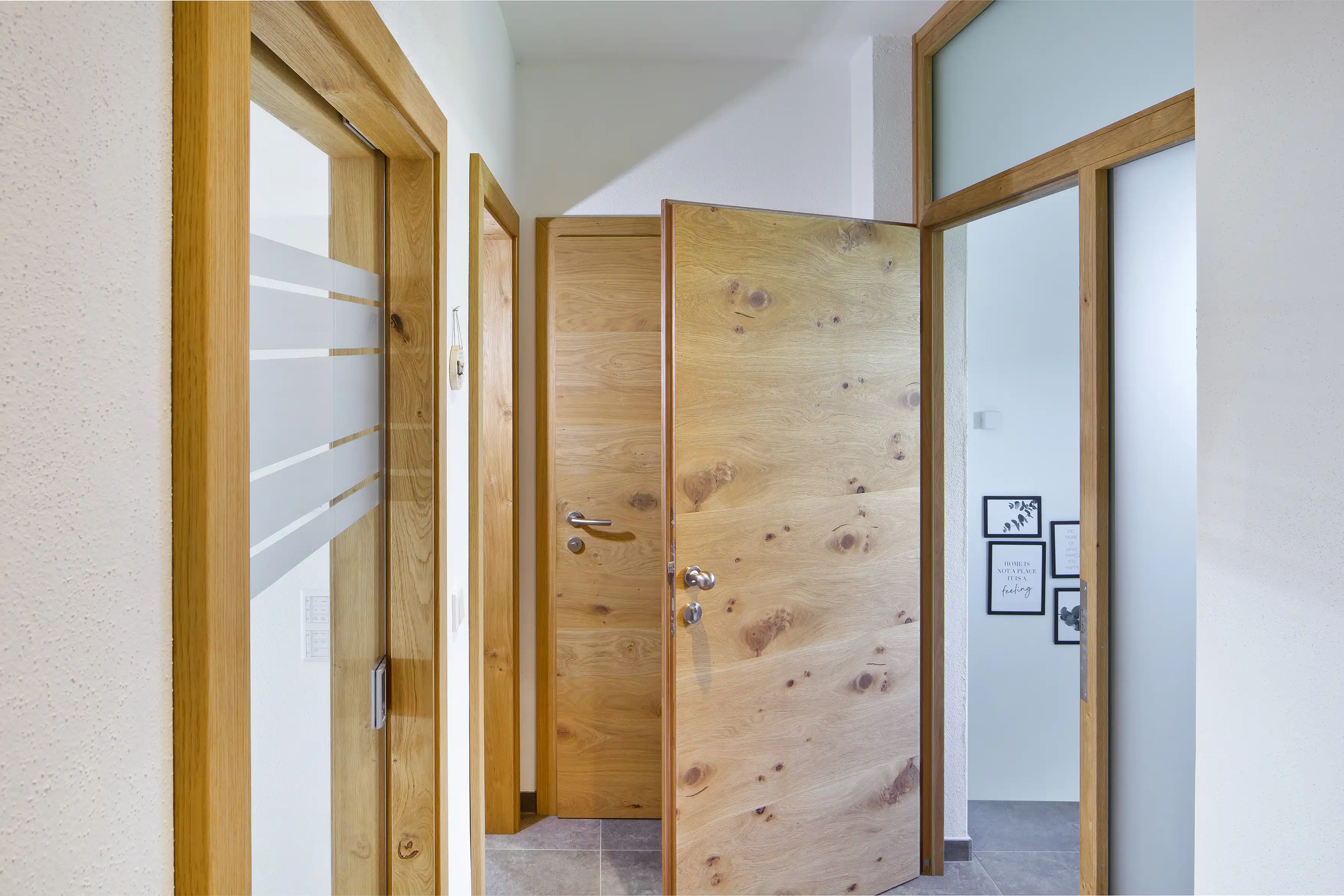 Innentüren aus Holz mit Glaseinsätzen