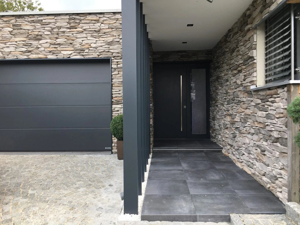 Aluminium Haustüre mit Eingangsbereich und Garagentor